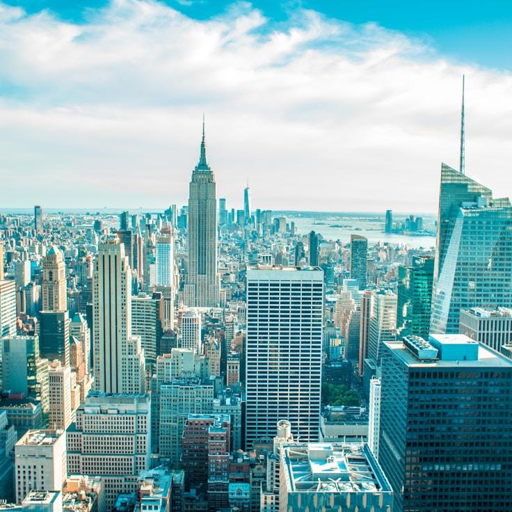 Parents evaluating schools in France